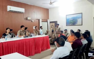 मिर्ज़ापुर: विंध्याचल स्थित प्रशासनिक भवन में नवरात्र मेले की अब तक की सुरक्षा व्यवस्था को लेकर की गई समीक्षा बैठक