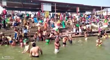 डिबाई: नवरात्र में डिबाई के गंगा घाटों पर गंगा स्नान के लिए पहुंच रही श्रद्धालुओं की भीड़, पुलिस बल तैनात