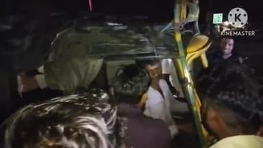 पतरातू: भुरकुंडा के मतकमा चौक के समीप एक अचानक टेंपू पलट गया