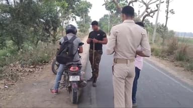 तेघरा: तेयाय ओपी पुलिस ने तेघड़ा अतरुआ पथ पर काजीरसलपुर चौक के पास चलाया वाहन जांच अभियान, दो वाहनों का काटा चालान