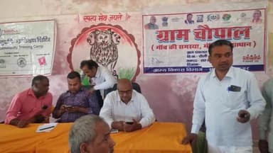 धनघटा: दुलमपुर गांव में ग्राम चौपाल लगाकर ब्लॉक कर्मियों ने सुनी ग्रामीणों की समस्या, किया समाधान