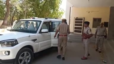 फलौदी: जोधपुर ग्रामीण एसपी धर्मेंद्र यादव फलोदी थाने का निरीक्षण करने पहुंचे इस दौरान उन्होंने कहा हम पर कोई राजनीतिक दबाव नहीं