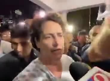 हमारी रगों में शहीदों का खून है, जो इस देश के लिए बहा है - हम डट कर लड़ेंगे, हम डरने वाले नहीं हैं। 

राहुल गांधी जी के अडानी - मोदी के संबंधों पर सरकार जवाब देना नहीं चाहती और उनके ख़िलाफ़ कार्यवाही उसी का नतीजा है।