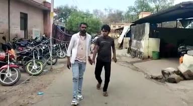 अलवर: अलवर आंखों की रोशनी जाने के बाद लक्ष्मणगढ़ के हादरहेडा निवासी सुनील अंगदान कर देना चाहते हैं जीवनदान पहुंचे जिला अस्पताल