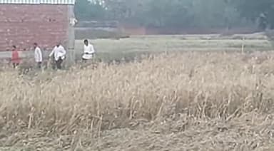 भदोही: भदोही में हुई अतिवृष्टि / ओलावृष्टि से हुई फसलो के नुकसान का आकलन करने  हेतु कंसरायपुर मे लेखपाल सर्वे करने मे जुटे