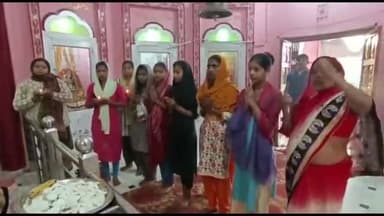 धनौरा: गजरौला में तीसरे नवरात्र पर मंदिरों में उमड़ी भक्तों की भीड़, डीएम ने कहा- मंदिर के बाहर रहेगा पुलिस का पहरा