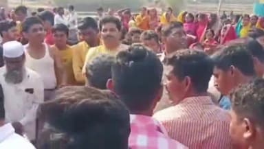 बगोदर: जीटी रोड बगोदर बाईपास नौवाडीह के पास ट्रक की चपेट में आने से बाइक सवार एक युवक की हुई मौत व दो घायल