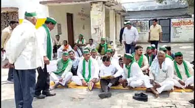 इटावा: कलेक्ट्रेट में भारतीय किसान यूनियन अराजनैतिक के लोगों ने 7 सूत्रीय मांगों को लेकर दिया धरना
