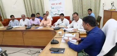 गोंडा: कलेक्ट्रेट सभागार में DM ने की जल जीवन मिशन के कार्यों के प्रगति की समीक्षा, कार्य में तेज़ी लाने के दिए निर्देश