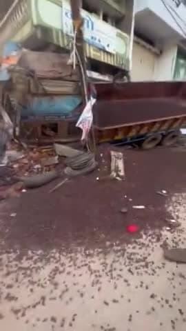 सुबह सुबह शहर मे हादसा ,पैलेस रोड मे लौह अयस्क से भरी ट्रक अनियंत्रित होकर दुकान मे घुसी ,तीन दुपहिया वाहनों को भी पहुंच