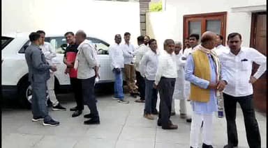 इटावा: चौगुर्जी आवास पर सपा महासचिव शिवपाल सिंह यादव ने जनता व कार्यकर्ताओं की सुनी समस्या