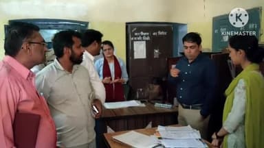शिकोहाबाद: नगरपालिका कार्यालय का एसडीएम विवेक मिश्रा ने किया निरीक्षण, गेट बंद कर देरी से आने वालों को लगाई फटकार