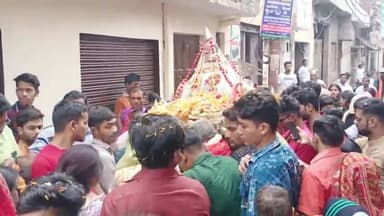 हापुड़: मोहल्ला भगवानपुरी में निकली चंडी मैया की पालकी में भक्तों का लगा हुजूम, सुरक्षा के मद्देनजर पुलिस रही मौजूद