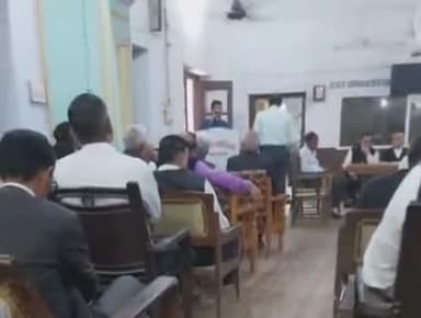 बहराइच: जिला बार एसोसिएशन सभागार में अधिवक्ता से मारपीट मामले में पुलिस कार्यशैली के खिलाफ बैठक कर अधिवक्ताओं ने जताया रोष