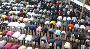 मुज़फ्फरनगर: रमजान के पहले जुमे पर मुस्लिम समाज के द्वारा नगर क्षेत्र की मस्जिदों में अदा की गई नमाज, भारी पुलिस फोर्स रहा तैनात