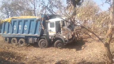 सरई: सरई जंगल में डंपर वाहन अनियंत्रित होकर पेड़ से टकराया, बाल-बाल बचे चालक व खलासी