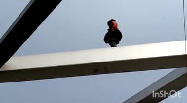 कटिहार: शहीद चौक के पास फ्लाई ओवर ब्रिज के ऊपर चढ़कर एक पागल व्यक्ति ने किया हाई वोल्टेज ड्रामा