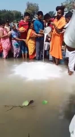 श्री धूनीवाले दादाजी के कृपा पात्र श्री शिवानंद तिवारी जी द्वारा मां नर्मदा जी का दूध से अभिषेक चतुर्थ दिवस नवरात्रि पर