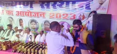 सामूहिक शादी में तिलौथू,सर्व जन कल्याण संस्थान द्वारा सम्मानित होते,आशुतोष सिंह पूर्व विधायक उम्मीदवार ncp जिला अध्यक्ष