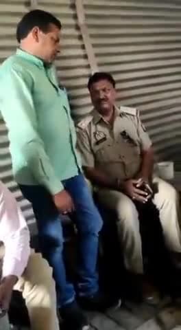 कोतवाली बदलापुर के सब इंस्पेक्टर प्रसिद्ध नारायण सिंह का घूस लेने का वीडियो हुआ वायरल, दरोगा पीड़ित से ले रहा घूस।
