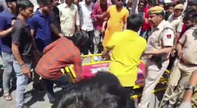 बड़गांव: पं. धीरेंद्र शास्त्री पर केस दर्ज होने का विरोध जता रहे युवाओं पर पुलिस ने किया बल प्रयोग, कोर्ट चौराहे पर लगाया जाम