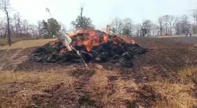 रहटगांव: ग्राम कुमरूम में अज्ञात कारणों से लगी आग 1.8 हेक्टेयर की कटी हुई गेँहू चने की फसल जलकर हुई राख।