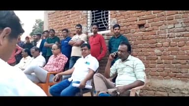 बिरनी: पीड़ित परिवार वालो से मिलने पहुंचे विधायक विनोद कुमार सिंह।परिवार वालों को दिया हर सम्भव मदद का भरोसा