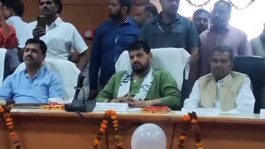 गोंडा: योगी सरकार के 2.0 के 1वर्ष कार्यकाल पूर्ण होने पर जिला पंचायत सभागार मे आयोजित हुए कार्यक्रम,जनप्रतिनिधि रहे मौजूद।