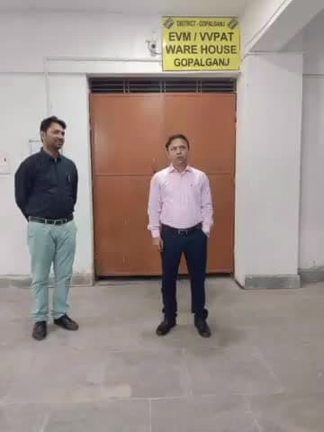 गोपालगंज: DM डॉ नवल किशोर चौधरी ने EVM वेयर हाउस का किया मासिक औचक निरीक्षण, विधि व्यवस्था का लिया जायजा