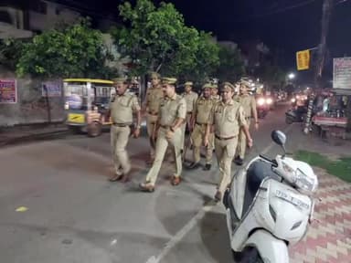 हापुड़: थाना देहात क्षेत्र में विभिन्न स्थानों पर थाना प्रभारी ने कानून व्यवस्था के दृष्टिगत पुलिस बल के साथ की पैदल गश्त