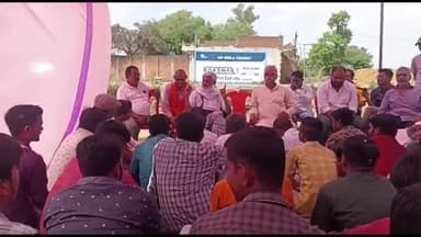 नागौद: रेल्वे लाइन से प्रभावित नागौद क्षेत्र के किसान रेल्वे स्टेशन के नजदीक बैठे अनिश्चित कालीन हड़ताल पर