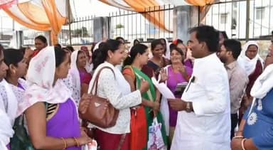 चितरंगी: वेतन वृद्धि की मांग को लेकर CMHO कार्यालय बैढ़न के सामने धरने पर बैठी आशा कार्यकर्ताओं को कांग्रेस पार्टी ने दिया समर्थन