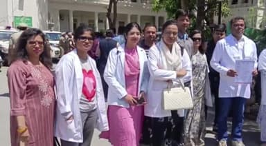 बड़गांव: राइट टू हेल्थ बिल के विरोध में चिकित्सकों ने कलेक्टर को मुख्यमंत्री के नाम का सौंपा ज्ञापन