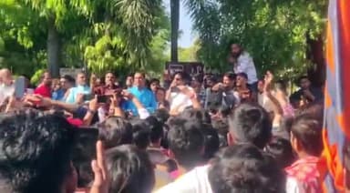 बड़गांव: कलेक्ट्रेट का घेराव कर रहे हिन्दू संगठनों ने ख़त्म किया प्रदर्शन, युवकों की जमानत होने के बाद विरोध लिया वापस