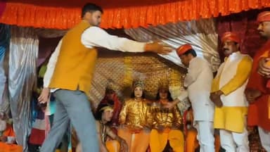 धनघटा: खिरिया गांव में हो रहे नौ दिवसीय रूद्र महायज्ञ रामलीला में देर शाम पहुंचे समाजसेवी दुर्गेश तिवारी