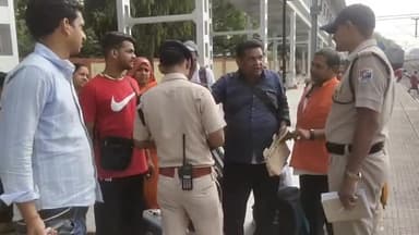 मिर्ज़ापुर: देहात कोतवाली क्षेत्र के जमुनिया निवासी परिवार पर दिल्ली रेलवे स्टेशन पर ब्लेड गैंग का हमला, परिवार के 6 लोग हुए घायल