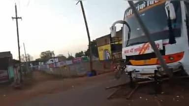 शिवपुरी नगर: बरौदी में अहमदाबाद से भिंड जा रही बस ओवरटेक करते समय डिवाइडर पर चढ़कर बिजली के पोल से टकराई