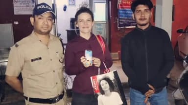 हरिद्वार: नगर कोतवाली पुलिस ने विदेशी महिला के खोए हुए मोबाइल आईफोन-6 को ढूंढ कर महिला को सौंपा