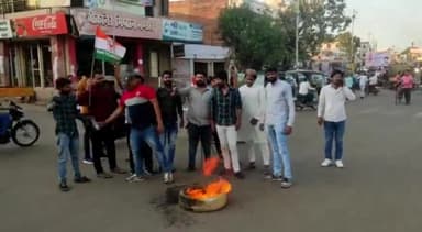 शिवपुरी नगर: कांग्रेस नेता राहुल गांधी को सजा सुनाए जाने पर गुरुद्वारा चौराहे पर यूथ कांग्रेस ने BJP सरकार के खिलाफ किया प्रदर्शन