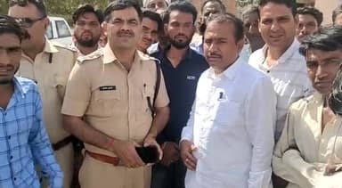 जायल अस्पताल की मोर्चरी के आगे #कसनाऊ के युवक श्यामलाल मेघवाल की संदिग्ध मौत के मामले को लेकर चल रहे धरने पर प्रशासन द्वारा सभी मांगो को मान लेने के बाद एडिशनल एसपी नागौर श्री राजेश मीणा की मौजूदगी में धरना समाप्त कर परिजनो ने शव उठाया..