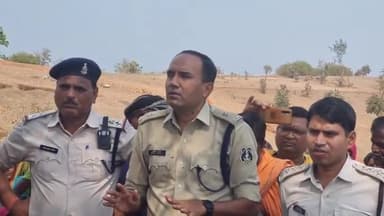 अंबिकापुर: मां कुदरगढ़ी एलुमिना प्लांट के विरोध में एकजुट हुए ग्रामीणों को समझाने पहुंचे एडिशनल एसपी विवेक शुक्ला,विरोध का करना पड़ा