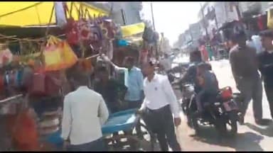 इकौना: इकौना में ईओ ने नगर की पटरियों से हटवाया अवैध अतिक्रमण