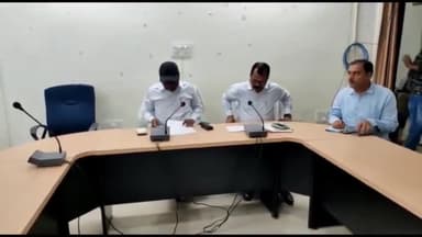 हलसी: हलसी पहुंचे जिलाधिकारी अमरेंद्र कुमार, प्रखंड कार्यालय में बैठक कर सभी मुखिया से पंचायत के विकास पर की चर्चा