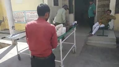 बदायूं: कचहरी के पास अज्ञात अचेत अवस्था में मिले युवक को 108 एंबुलेंस कर्मियों ने इलाज के लिए जिला अस्पताल में कराया भर्ती