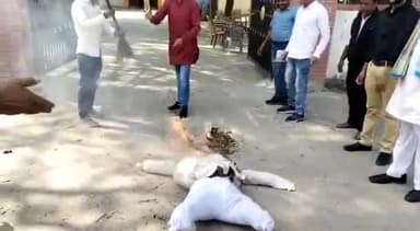 महसी: तेजवापुर ब्लॉक मुख्यालय पर राज्यसभा सांसद एवं सपा के राष्ट्रीय महासचिव रामगोपाल यादव का प्रधान संगठन ने फूंका पुतला