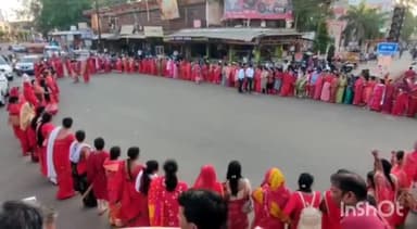 राघोगढ़: गुना में हड़ताल पर बैठे महिला एवं बाल विकास विभाग के कर्मचारियों ने हनुमान चौराहे पर मानव श्रृंखला बनाकर किया प्रदर्शन