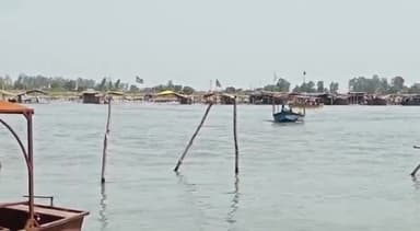 गढ़मुक्तेश्वर: बृजघाट में गंगा का जलस्तर बढ़ने से क्षेत्रवासियों की बढ़ी चिंता, गंगा का जलस्तर बढ़ने से अस्थाई घाट भी डूबे