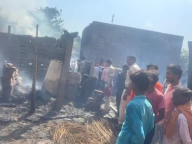 गोपालगंज: गम्हरिया गांव में रविवार की दोपहर शॉर्ट सर्किट से लगी आग में डेढ़ दर्जन झोपड़ी जलकर हुए राख। पीड़ितों में मचा कोहराम।