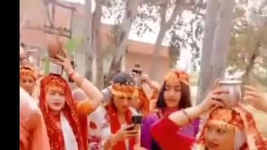 धनौरा: गजरौला के गांव नगरिया में गांव में सुख शांति के लिए महिलाओं ने निकाली कलश यात्रा