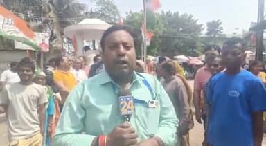 फारबिसगंज: भारत नेपाल की खुली सीमा जोगबनी बॉर्डर पर गांधी की प्रतिमा पर धरना प्रदर्शन करते कांग्रेस नेता